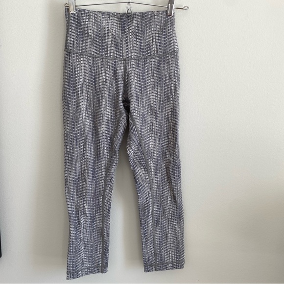 LULULEMON wunder under crop 21” high rise size 4 - Picture 2 of 9